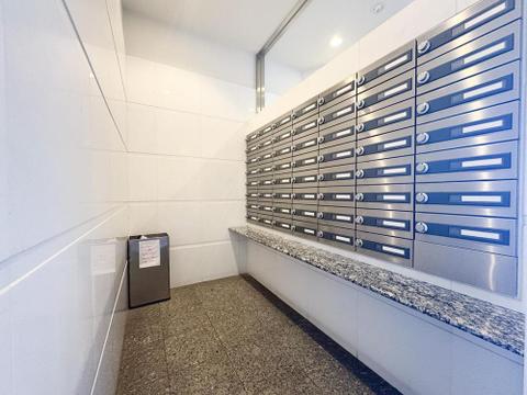 洗練されたデザインの集合ポストが並ぶ、明るいエントランス。清潔感あふれる空間は、ご家族の帰宅を心地よく迎え、日々の暮らしに安心を添えます。