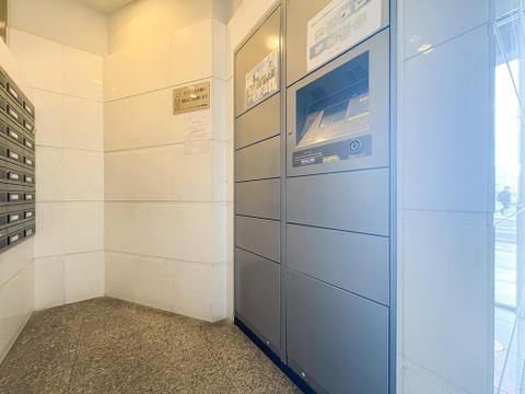 共働き世帯に嬉しい宅配ボックス完備のエントランス。忙しい毎日でも、時間を気にせず荷物を受け取れるので、家族との時間を大切にできます。