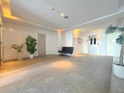 広々としたエントランスホールは、モダンなデザインと豊かな緑で家族を温かく迎えます。エレベーターも完備し、快適な暮らしをサポートします。