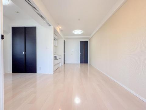 洗練されたデザインの広々リビングで、家族の新しい物語を始めませんか。明るい空間は、お子様がのびのびと過ごせる理想の場所です。