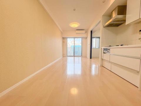 明るい陽光が降り注ぐ広々としたリビングは、家族の笑顔が集まる場所。オープンキッチンで家事をしながらお子様を見守れます。