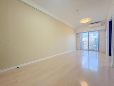 陽光が降り注ぐ明るいリビングは、家族の笑顔が自然と集まる場所。広々とした空間で、お子様とのびのびとした時間を過ごせます。