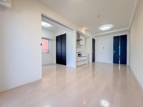 明るい光が差し込む広々としたリビング・ダイニング。オープンキッチンで家族との会話も弾み、家事効率もアップします。