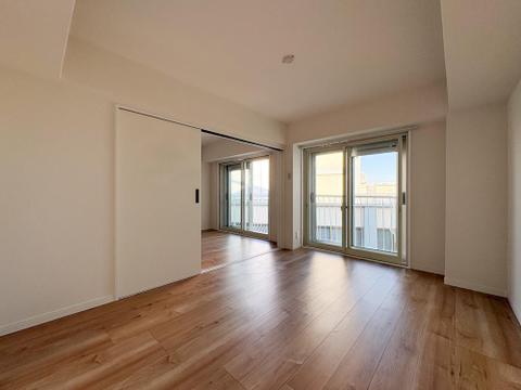 2つの大きな窓から陽光が差し込む、心地よい室内。バルコニーへ直接出入りでき、動線もスムーズです。