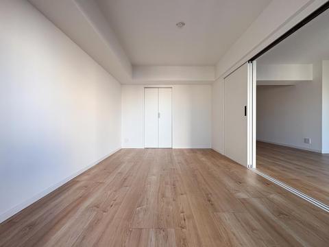 余計な梁が少なく、家具配置がしやすい端正な空間。自分好みのインテリアで、理想の寝室作りを楽しめます。