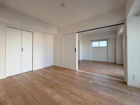 引き戸を開放すればリビングと一体化。ライフスタイルに合わせて柔軟に間取りを変えられる自由な空間。