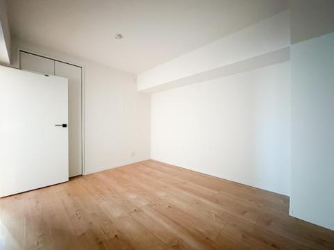 柔らかな木目のフロアと白壁が落ち着きを演出。シンプルだからこそ、お好みの家具が美しく映える一室です。