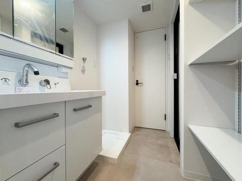 スタイリッシュな洗面台と便利なリネン棚を完備。家事動線に配慮された、無駄のない機能的なサニタリー。