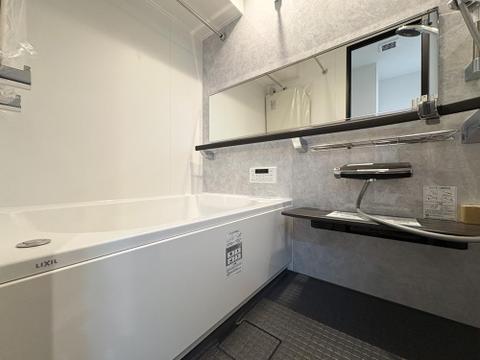 シックなパネルが高級感を醸し出す浴室。ワイドミラーが奥行きを感じさせ、一日の疲れを癒す上質な時間を。