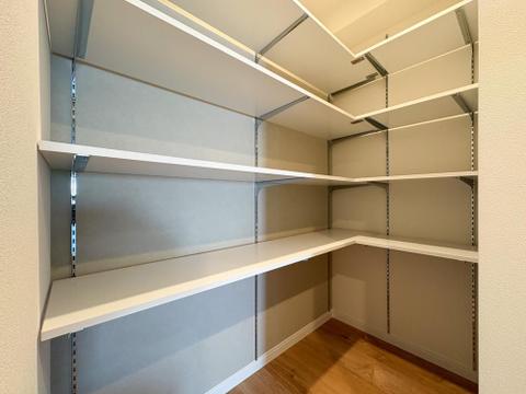 自由自在に高さ調節ができる可動棚。パントリーや趣味の道具置き場など、用途に合わせて空間を最適化。