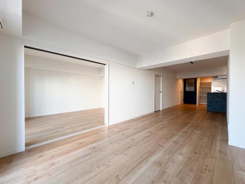 光が奥まで届く明るい住まい。木のぬくもりを感じるフロアが、家族の団らんを優しく包み込みます。