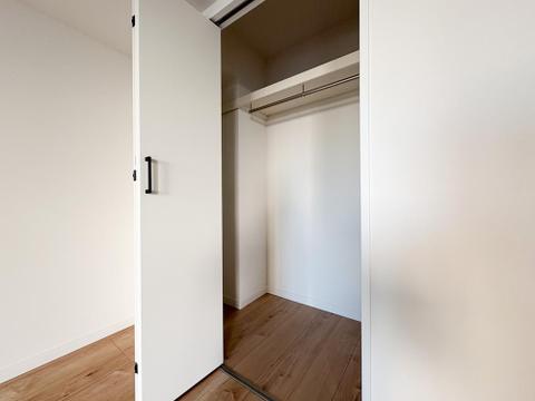 枕棚とハンガーパイプを備えた収納。丈の長い衣類もシワを気にせず、スマートに整理整頓が可能です。