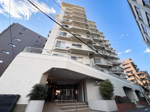 青空に映える白亜のフォルム。雁行型のバルコニーが全戸に豊かな採光と開放的なプライベート空間を提供。