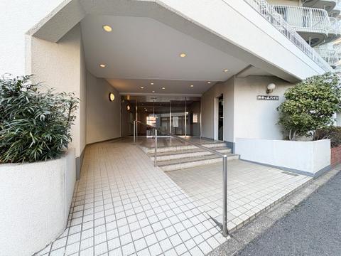 スロープ完備のバリアフリー設計。手入れの行き届いた植栽が、住まいの品格と清潔感を物語ります。