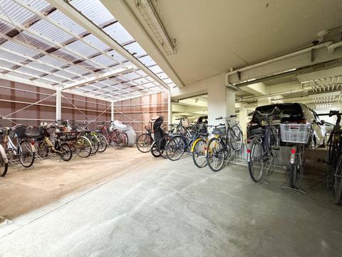 屋根付きで大切な自転車を雨から守ります。広々としたスペースが確保され、毎日の出し入れもスムーズ。