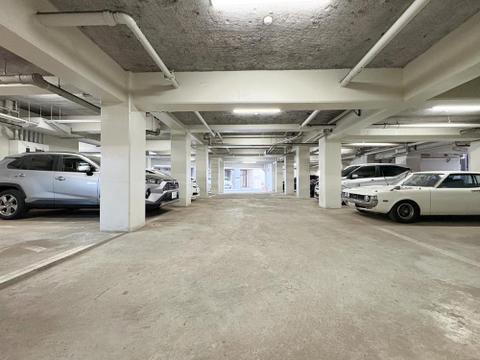 お車をお持ちの方も安心の広々とした屋内駐車場。雨の日でも濡れずに乗り降りができる快適な環境です。
