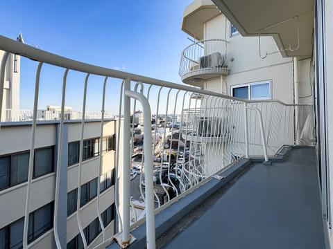青空を仰ぐ開放的なバルコニー。風通しも良く、洗濯物はもちろん、ちょっとした外気浴にも最適な場所です。