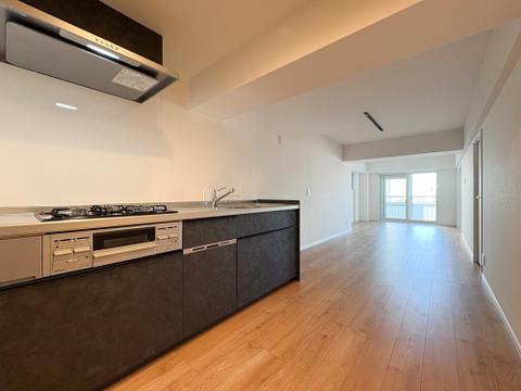 視界が抜ける開放的なワイドLDK。料理中もリビングの家族と会話が弾む、一体感のある設計が魅力です。