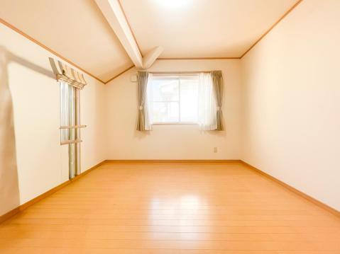 全室6帖以上のゆとり。約6.75帖の洋室は、学習机やベッドを置いても十分な広さを確保しています 。二面採光で明るく、お子様の自立心を育む快適なプライベート空間に最適です 。