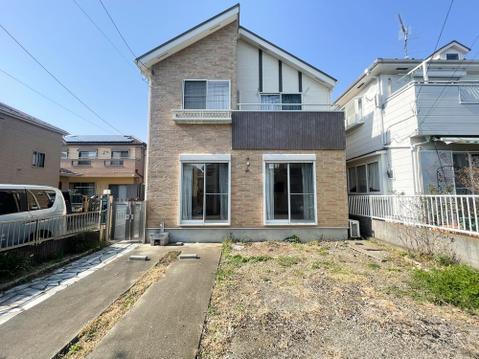 太陽の光がたっぷり降り注ぐ南東向きの住まい。土地40坪のゆとりがあり、カースペースは並列2台可能です。広々とした前面スペースは、お子様のビニールプールや自転車の練習にもぴったり。