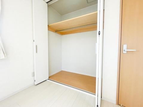 全居室に大容量の収納を完備。 ハンガーパイプ付きのクローゼットは、お子様の制服や上着もシワにならずにスッキリ収納できます。 自分で準備やお片付けがしやすい設計で、自立心を育む子供部屋にぴったりです。