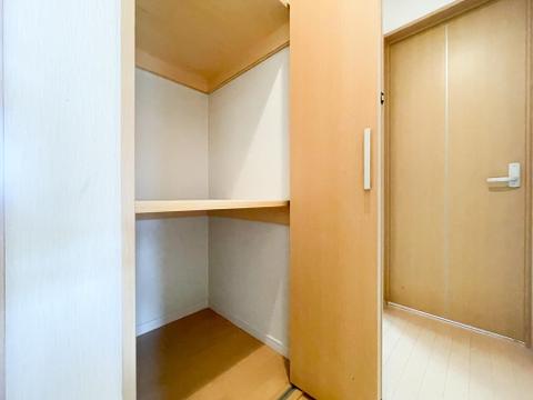 2階廊下には、家族全員で使える便利な共有収納を完備。 掃除用具や、トイレットペーパーといった日用品のストック置き場に重宝します。 必要な場所に収納があることで、お部屋の中を常にスッキリと保てます。