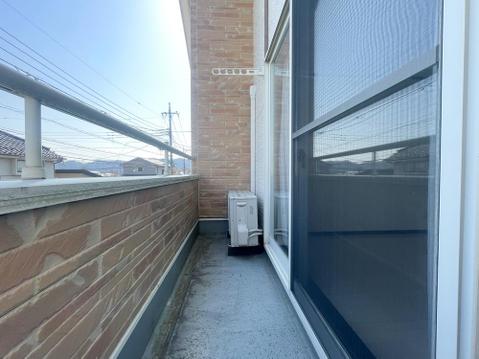 心地よい光がたっぷり降り注ぐ南東向きのバルコニー 。 約7.5帖の主寝室から直接出入りできるため、朝のお布団干しもスムーズに行えます 。 毎日のお洗濯が楽しみになるような、明るく開放的な空間です 。