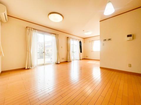南東向きの大きな窓から差し込む陽光が、木のぬくもりを感じるフローリングを明るく照らします 。夕食時は温かな照明が家族を包み込み、一日の疲れを癒やす心地よいリビングダイニングに 。
