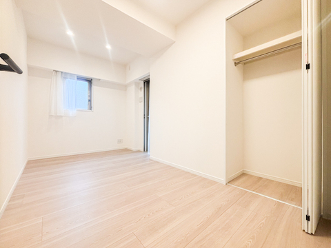ゆとりある広さの居室は、家具の配置がしやすく使い勝手の良い空間です。採光も良好で、生活スタイルに合わせて自由にレイアウトできます。