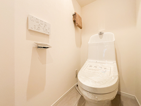 リノベーションにより清潔感あふれるトイレに生まれ変わりました。使いやすい設備が整い、毎日の暮らしをしっかりサポートする快適な衛生的な環境となっています。
