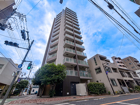 落ち着いた住宅環境に位置するマンション。周辺の街並みに馴染む外観が印象的で、穏やかで良質な住環境が日常生活にゆとりある深い安らぎをいつももたらします。