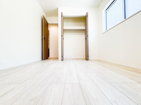 淡い色合いのフローリングに、ダークトーンのドアがアクセントを添えるモダンな室内。細部まで美しく整えられた空間が、住まう人の品格を高めます。シンプルだからこそ引き立つ、質感の良さをぜひ体感ください。