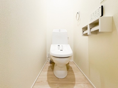 室内のフローリングと色味を合わせた床材を採用し、住まい全体に統一感を持たせています。シンプルで無駄のないデザインが、落ち着きのある雰囲気を演出。細部までこだわり抜かれた、心地よいプライベート空間です。