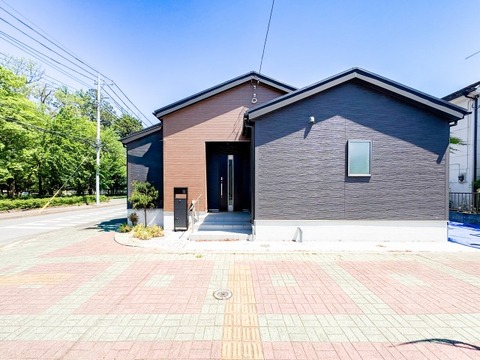 質感の異なる外壁材を組み合わせた、奥行きのあるデザイン。落ち着いたトーンで統一され、街並みに品格を与えます。植栽の緑がアクセントとなり、四季の移ろいを身近に感じられる穏やかな住まいです。