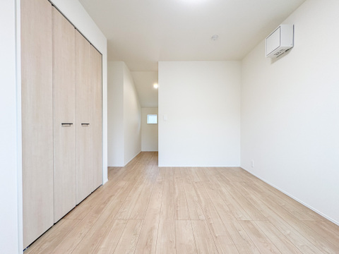 6.2帖の洋室は、ワークスペースや収納が設けられており、趣味部屋などにもご使用いただけます。