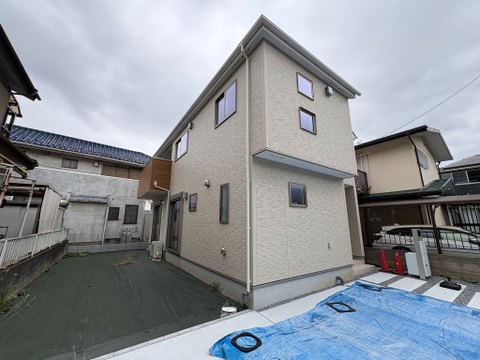 白を基調とした外観は、明るく清潔感のある印象を与え、上品で洗練された佇まいを演出しています。