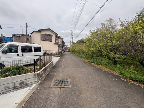 前面道路は車通りが少なく、安心してご生活を送れます。