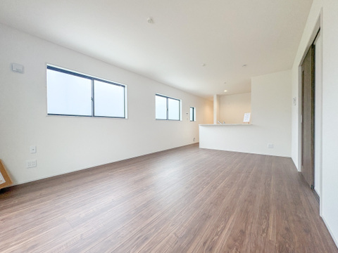 壁紙や天井に白い色を採用しているため、お部屋全体が明るく感じられるようになっています。