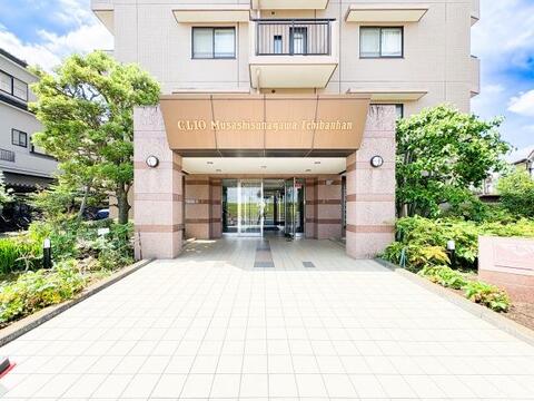 清潔感ある共用エントランスが来訪者を温かく迎えます。管理が行き届いた住環境を反映した、住む人に毎日安心感と誇らしさをもたらす印象的なエントランスです。