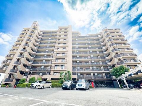 落ち着いた住宅環境に位置するマンション。周辺の街並みに馴染む外観が印象的で、穏やかで良質な住環境が日常生活にゆとりある深い安らぎをいつももたらします。