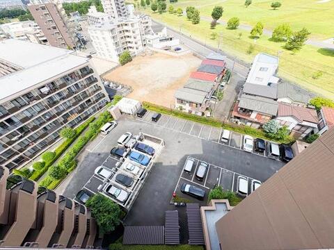 敷地内に駐車場があり、自家用車の利用がいつでもスムーズです。駐車場の設備がしっかりと整っており、車通勤や日常のドライブを毎日快適にサポートします。(空き状況は都度確認いたします)