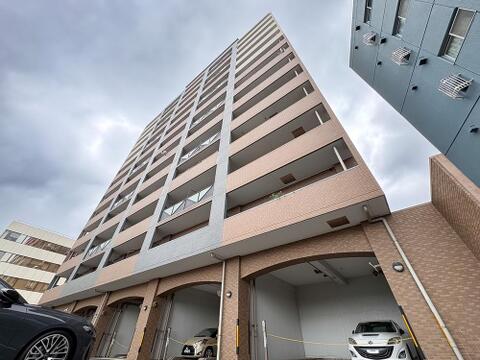 全住戸に陽光を届けるバルコニー設計。1階部分には大切な愛車を守る駐車場を完備しています。