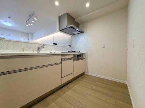 食洗機・3口コンロ完備のシステムキッチン。調理スペースが広く、毎日の料理もスムーズに。