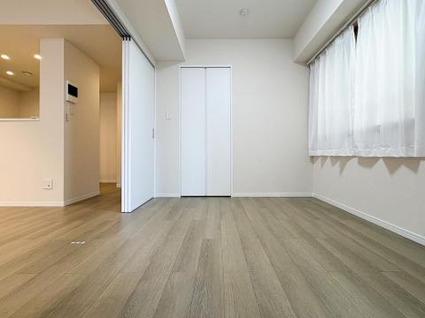 リビング横の洋室はスライドドア仕様。扉を開放すれば、広々とした一体感のある空間として活用可能です。