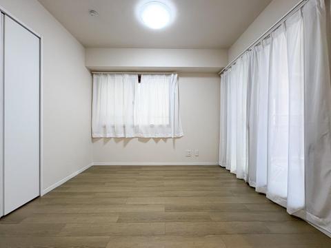 二面採光で明るいプライベートルーム。心地よい光が差し込み、毎朝気持ちよく目覚められそうです。