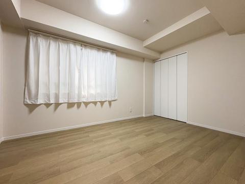 主寝室に最適な約6.4帖の洋室。窓からの採光と落ち着いた内装が、心地よいプライベート時間を演出。