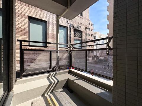 陽当たり良好なバルコニー。視界を遮る高い建物がなく、開放感あふれるプライベートな屋外空間です。