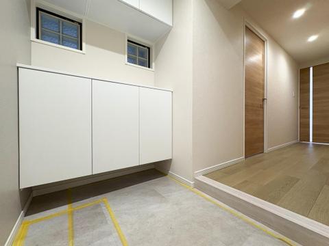 フロートタイプのシューズボックスで足元すっきり。上下に収納があり、家族全員の靴をたっぷり収められます。