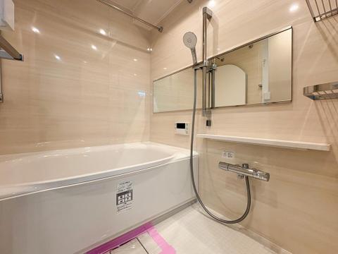 1316サイズの広々バス。木目調パネルが落ち着きを演出する、一日の疲れを癒やすリラックス空間。