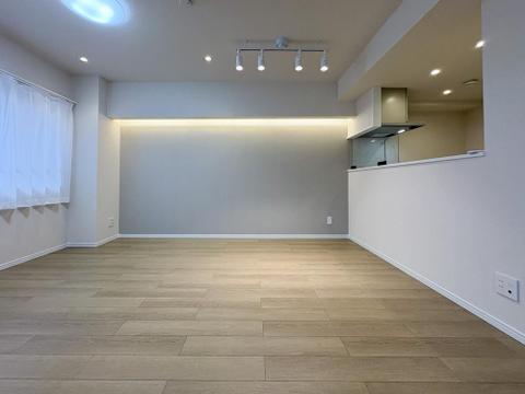 グレーのアクセントクロスが映える上質空間。間接照明の柔らかな光が、洗練された大人な雰囲気を演出。